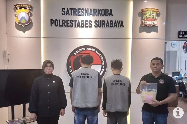 Petugas menunjukkan pelaku dan barang bukti narkoba di Mapolrestabes Surabaya, beberapa waktu lalu. ANTARA/HO-Humas Polrestabes Surabaya