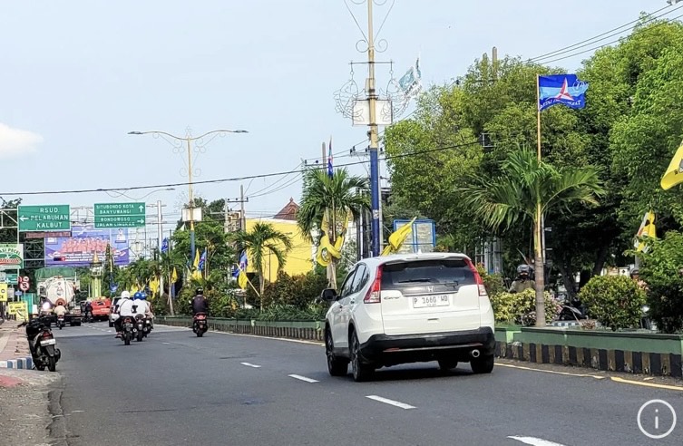Alat peraga kampanye bertebaran di median jalan perkotaan di Situbondo, Jawa Timur. ANTARA/Novi Husdinariyanto