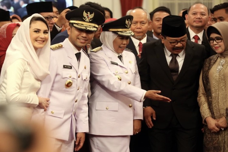 Gubernur Jawa Timur Khofifah Indar Parawansa (tiga kanan) dan Wakil Gubernur Emil Dardak (kedua dari kiri).(MI/RAMDANI)