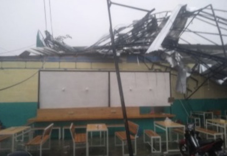 Warga Sidoarjo Meninggal Kejatuhan Material Bangunan akibat Angin Kencang