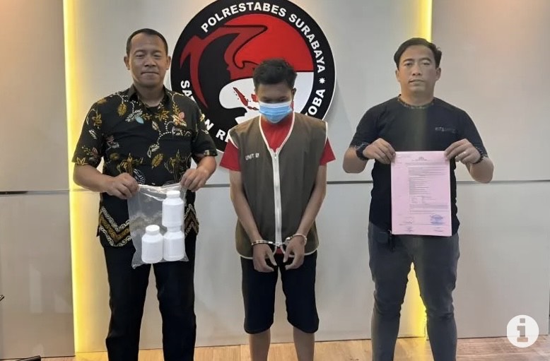 Petugas Satresnarkoba Polrestabes Surabaya menujukkan barang bukti beserta tersangka MR di Mapolrestabes Surabaya, beberapa waktu lalu. ANTARA/HO-Humas Polrestabes Surabaya