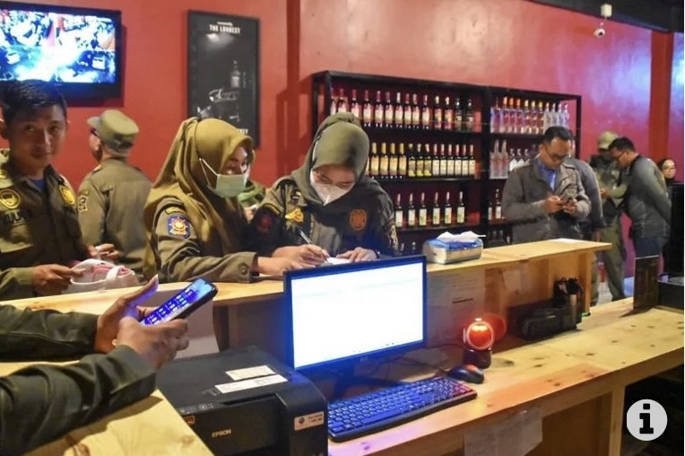Satpol PP Surabaya Sita Ratusan Minuman Beralkohol Tanpa Izin