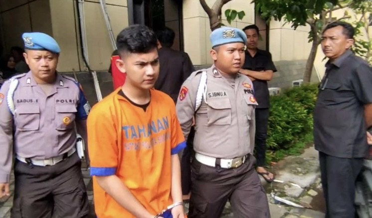 Selebgram asal Malang, MA ditetapkan sebagai tersangka oleh polisi Sidoarjo atas kasus penganiayaan pacarnya, sesama selebgram Safitri.(MI/Heri)