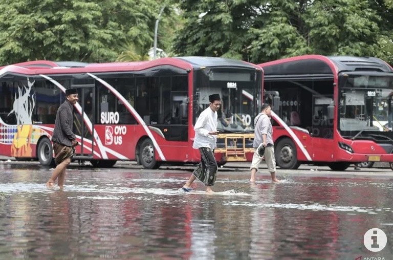 Banjir Sidoarjo Tutup Akses Menuju Perumahan, Warga: Kendaraan Mati Mesin Terkena Air