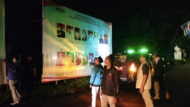 Proses pembongkaran alat peraga kampanye (APK) di wilayah Kabupaten Malang, Jawa Timur, Minggu dini hari 11 Februari 2024. Dokumentasi/ KPU Kabupaten Malang.