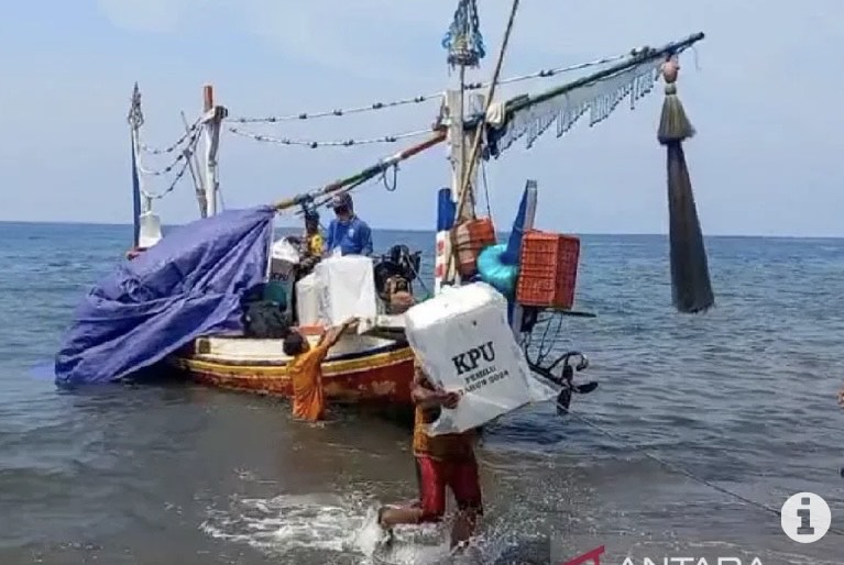 Logistik pemilu diturunkan dari atas perahu ke TPS di Dusun Labuhan Merak, Desa Sumberwaru, Kecamatan Banyuputih, Situbondo, Jawa Timur. Selasa (13/2/2024) ANTARA/Novi Husdinariyanto