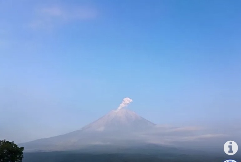 Gunung Semeru erupsi yang terpantau dari pos pengamatan gunung api di Gunung Sawur, Kabupaten Lumajang, Jawa Timur, Kamis (15/2/2024). (ANTARA/HO-PVMBG)