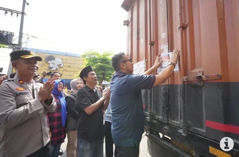 Pj Wali Kota Mojokerto memasang segel saat pendistribusian logistik Pemilu 2024 di kota setempat. ANTARA/HO-Pemkot Mojokerto