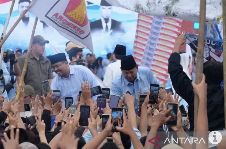 Arsip - Ketua DPD Gerindra Jatim Anwar Sadad (kiri) mendampingi Capres Prabowo Subianto saat kampanye beberapa waktu lalu. ANTARA/HO-Gerindra Jatim