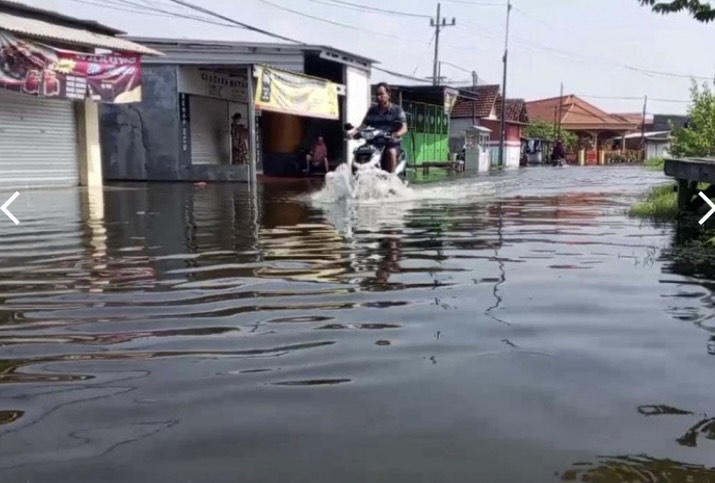 Desa Kedungbanteng dan Banjarsari di Kecamatan Tanggulangin, Kabupaten Sidoarjo, Jawa Timur terendam banjir.