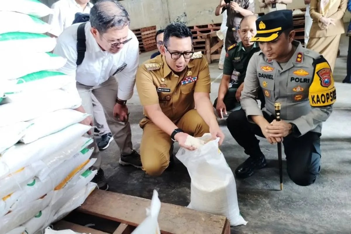 Pj Wali Kota Mojokerto Ali Kuncoro saat meninjau pasokan beras di Gudang Bulog Cabang Mojokerto. ANTARA/Indra Setiawan.