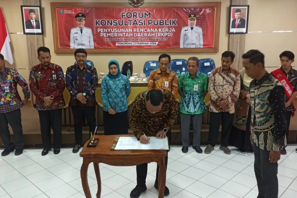 Bupati Ponorogo Sugiri Sancoko saat membuka forum konsultasi publik di aula kantor Bappeda Ponorogo, Kamis (22/2/2024). (ANTARA/HO - Ponorogo).