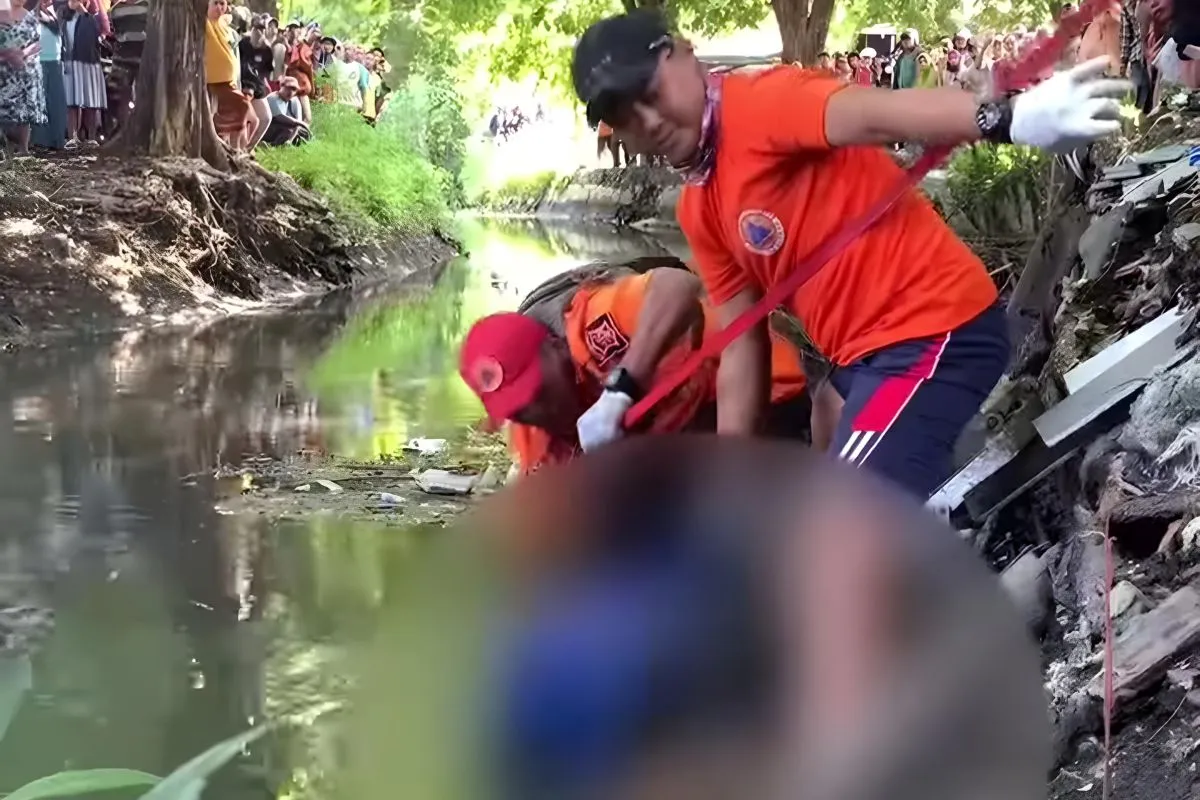 Petugas BPBD Kota Surabaya mengevakuasi jenazah pria yang mengapung di Sungai Medokan Asri Surabaya, Senin (26/2/2024). ANTARA/HO-BPBD Surabaya.