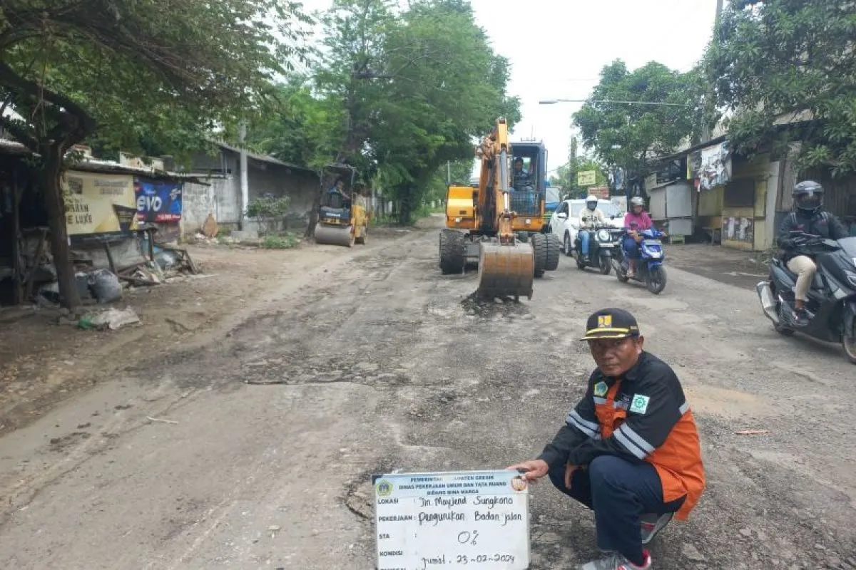 Pemkab Gresik Perbaiki Jalan Rusak Menggunakan Alat Berat