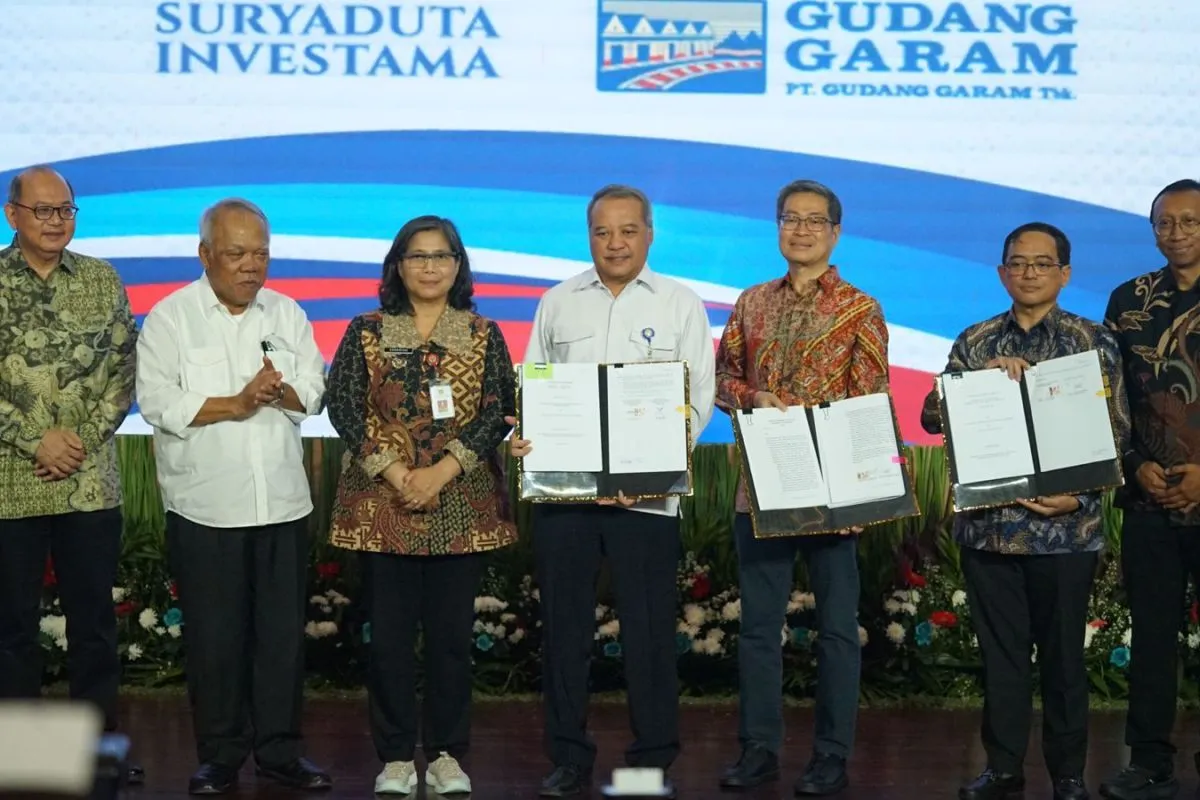 Penjabat Wali Kota Kediri Zanariah saat penandatanganan Perjanjian Pengusahaan Jalan Tol (PPJT), Perjanjian Regres, dan Perjanjian Penjaminan Jalan Tol Kediri-Tulungagung yang disaksikan Menteri PUPR Basuki Hadimuljo di Jakarta, Selasa (27/2/2023). ANTARA