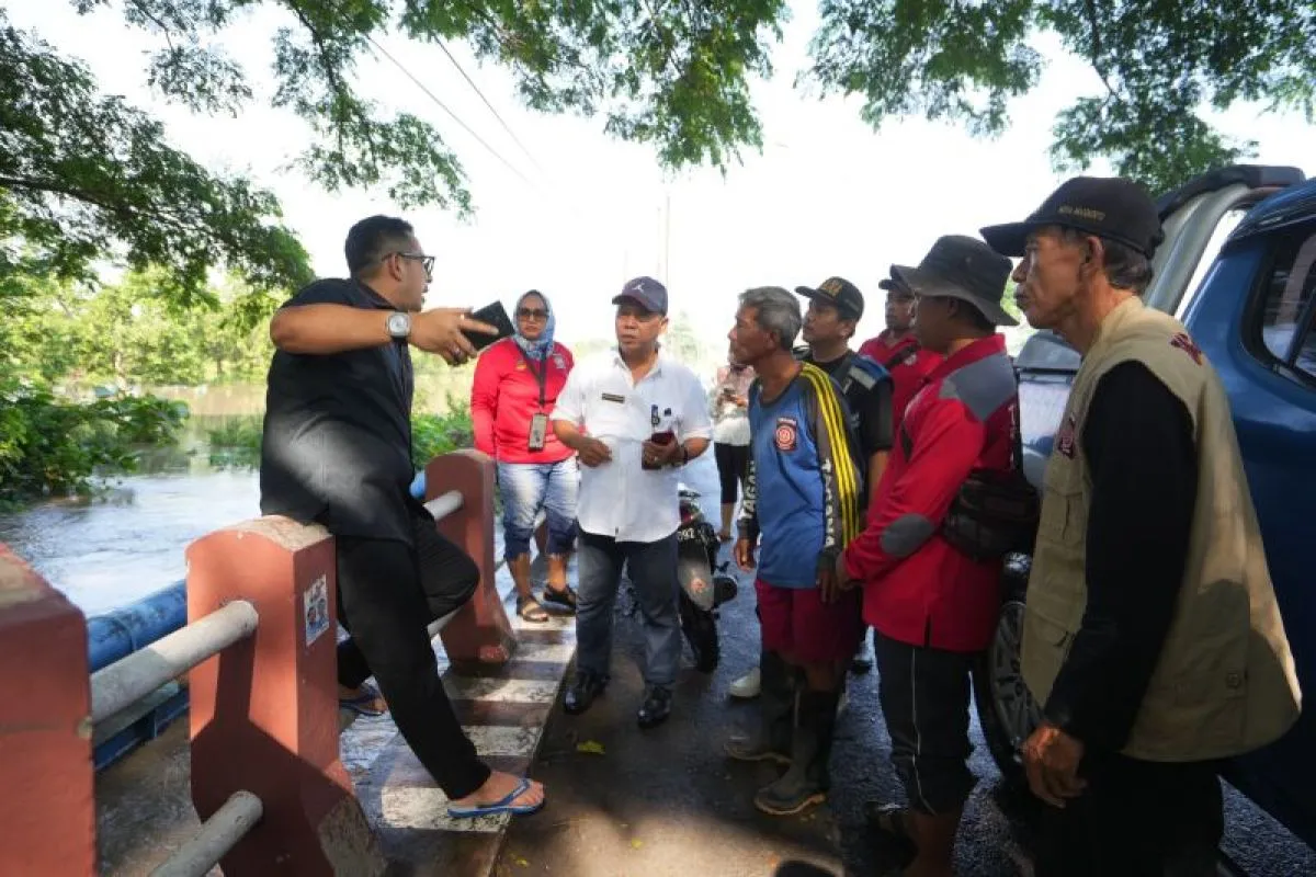 Pj Wali Kota Mojokerto Ali Kuncoro (kiri) memberikan instruksi kepada sejumlah petugas terkait dengan penanganan banjir di kota setempat, Rabu (6/3/2024). ANTARA/HO-Pemkot Mojokerto.