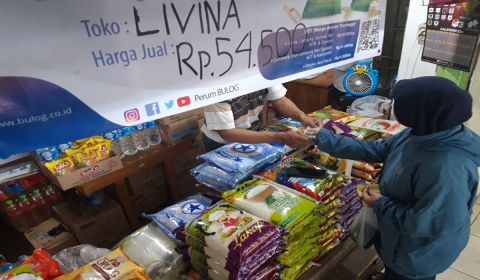 Stok beras merosot di tingkat ritel karena pedagang di Kota Malang keberatan harus menebus beras secara tunai kepada distributor.(MI/Bagus Suryo).