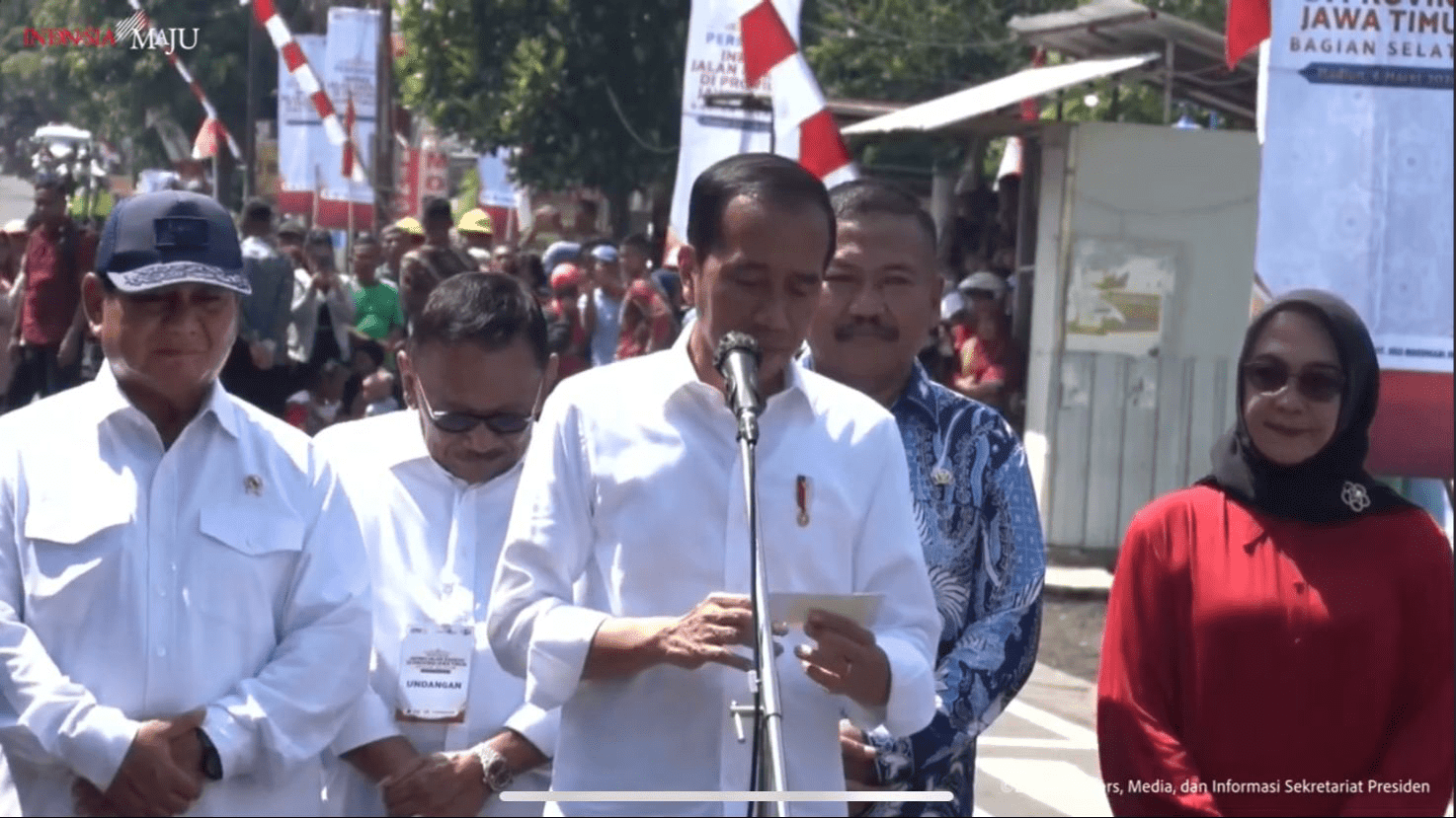 Presiden Jokowi meresmikan Inpres Jalan Daerah Provinsi Jatim bagian Selatan, Kabupaten Madiun pada Jumat 8 Maret 2024. Foto: akun YouTube @SekretariatKabinetRI.