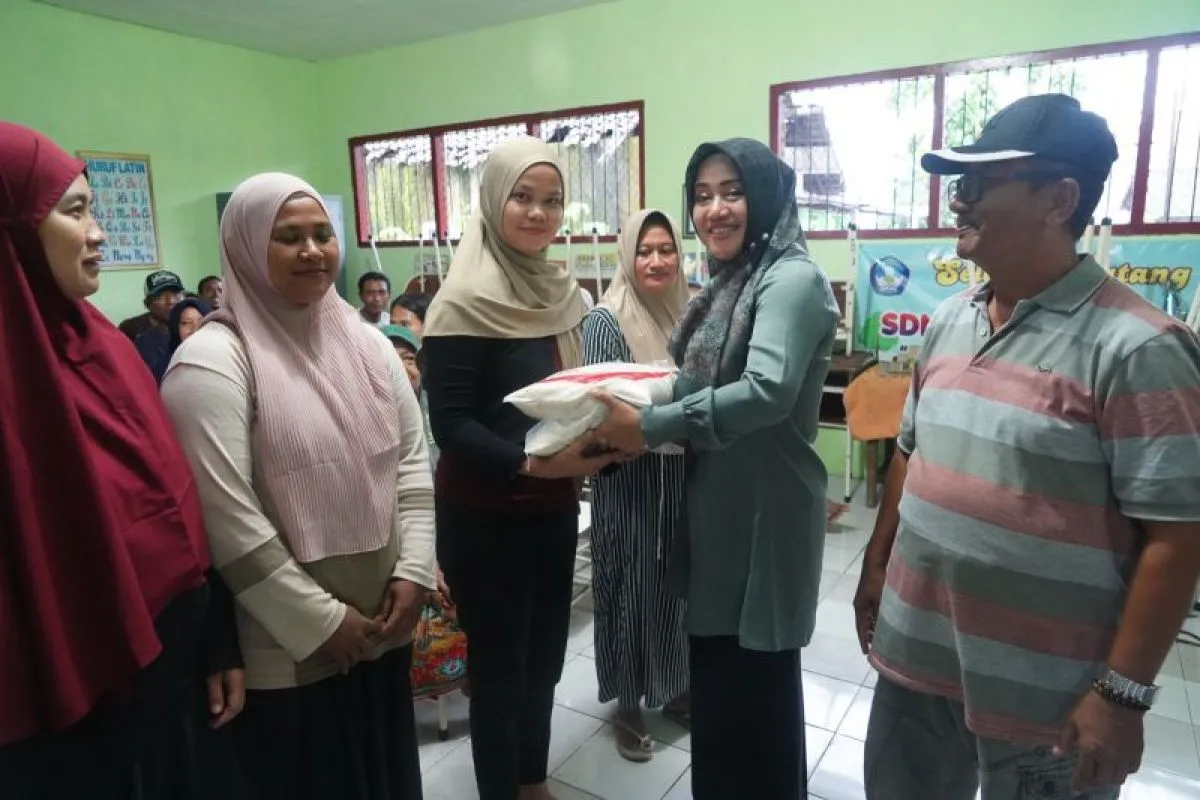 Bupati Mojokerto Ikfina Fahmawati (dua kanan) menyerahkan bantuan korban banjir ANTARA/HO-Pemkab Mojokerto.
