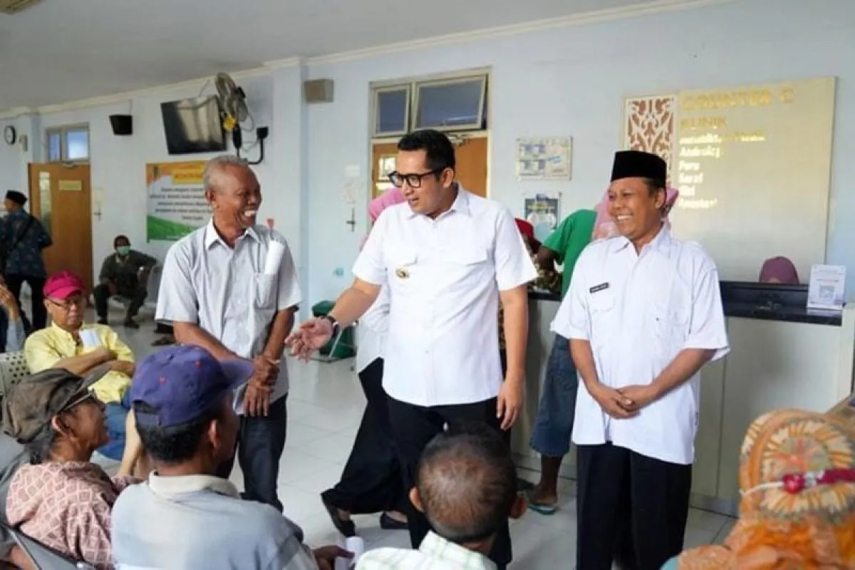 Pj Wali Kota Mojokerto Ali Kuncoro (dua kanan) saat meninjau salah satu layanan di kota setempat. ANTARA/HO-Pemkot Mojokerto.