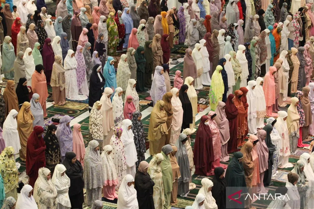 Jamaah wanita melaksanakan ibadah shalat tarawih perdana di Masjid Nasional Al-Akbar Surabaya atau 