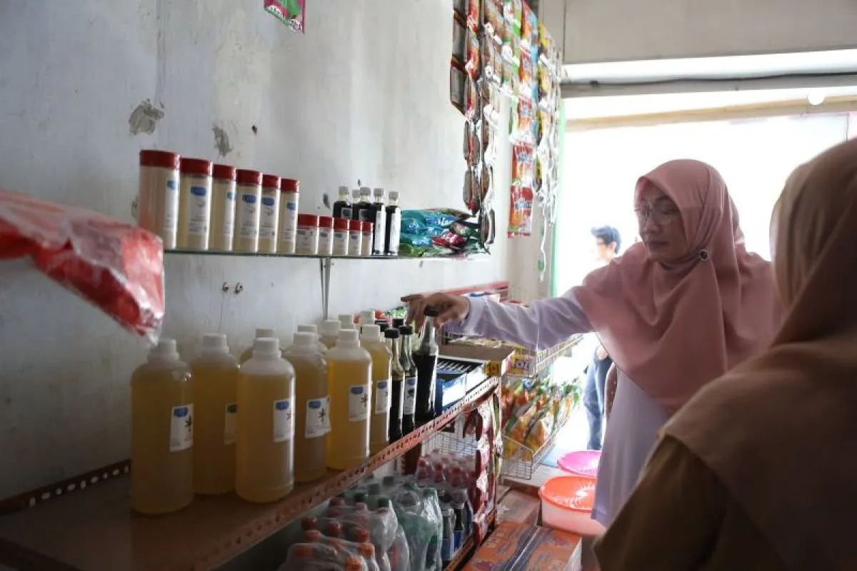 Pemkab Banyuwangi Uji Coba Kemasan Daur Ulang untuk Penjualan Sembako