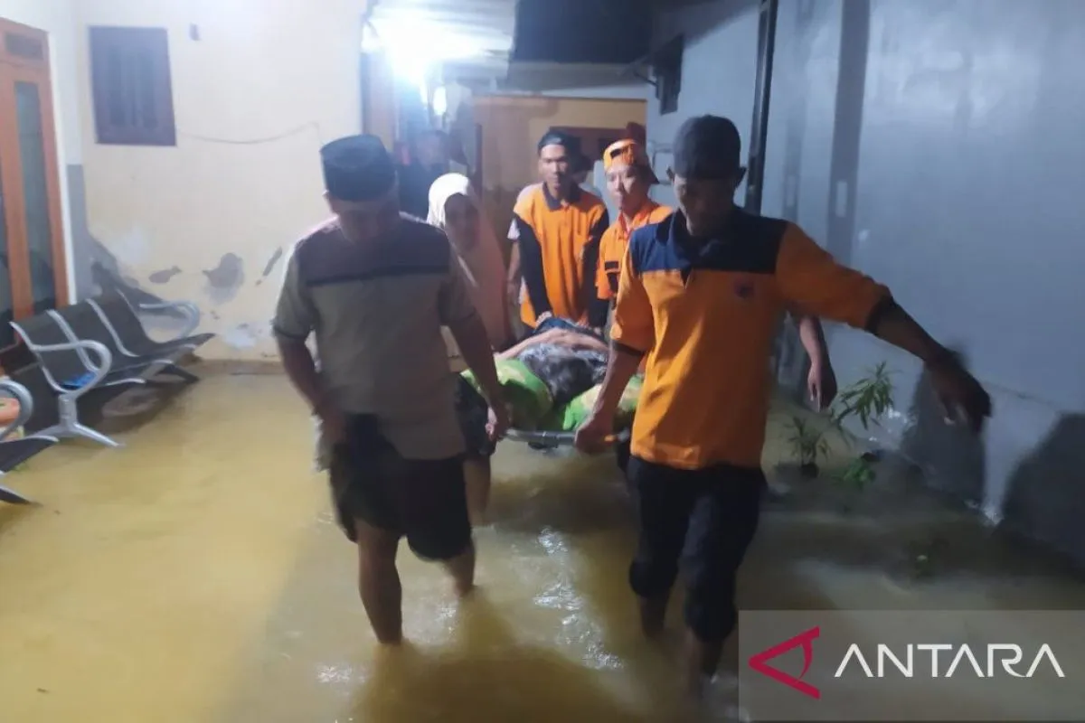 Petugas gabungan mengevakuasi korban banjir di Pamekasan, Jawa Timur, Selasa (12/3/2024) malam. (ANTARA/ HO-BPBD Pamekasan)