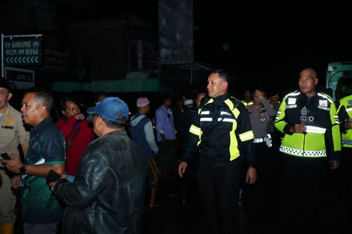 Direktur Lalu Lintas Polda Jawa Timur Komisaris Besar Polisi Komarudin saat mengecek arus lalu lintas di Kabupaten Bangkalan. (ANTARA/HO-Ditlantas Polda Jatim).