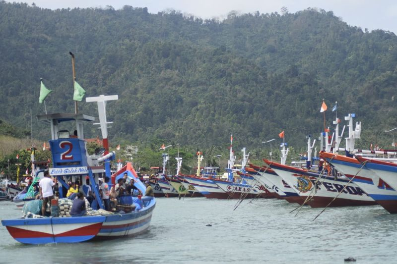 Nelayan di Trenggalek Diminta untuk Waspada Gelombang Tinggi