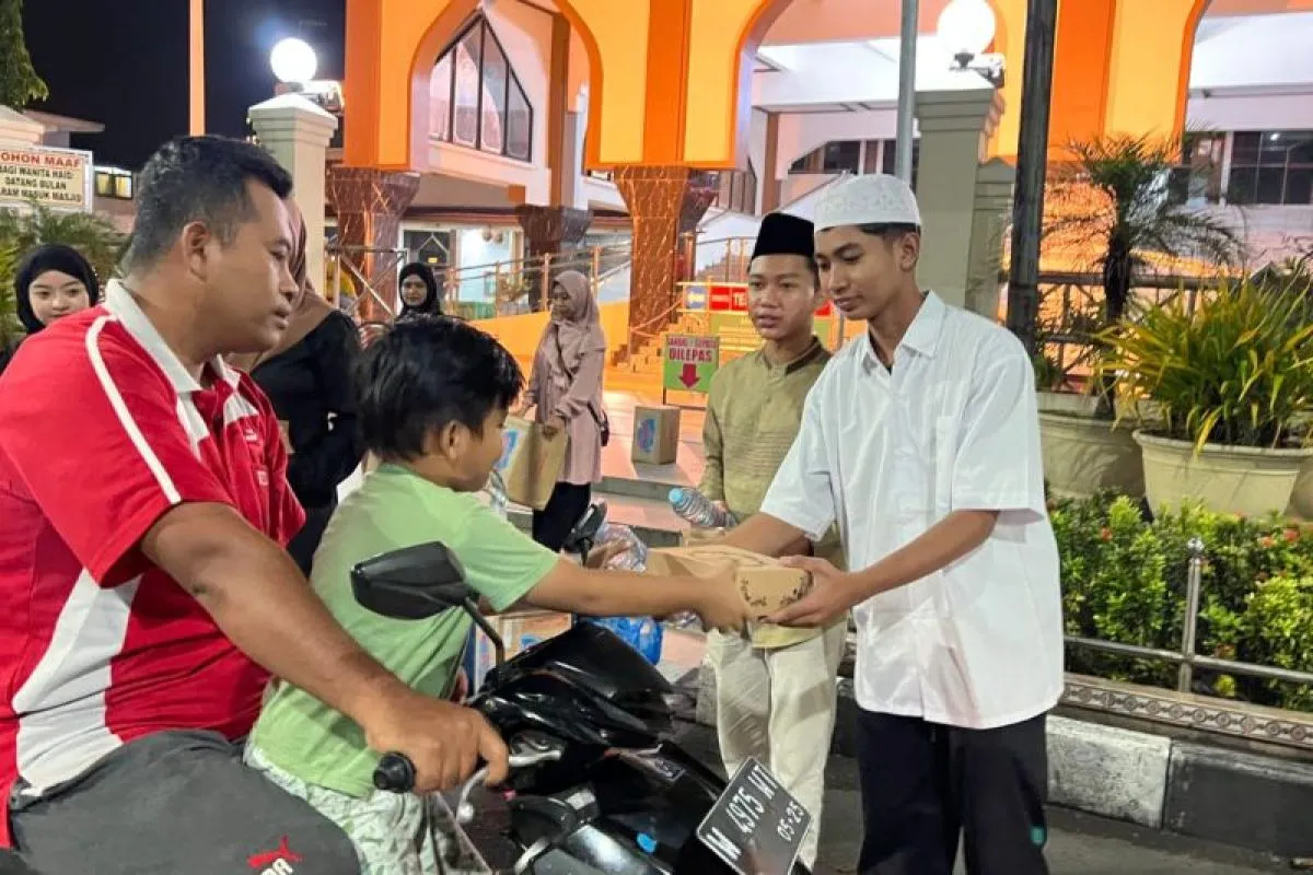 SMA Al Muslim Berbagi Makanan Sahur untuk Warga Sidoarjo