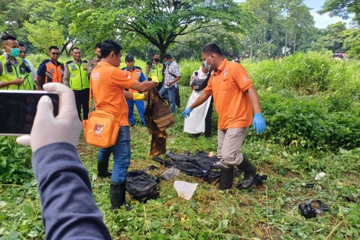 Petugas Evakuasi Jenazah Tinggal Kerangka di Bawah Tol Waru