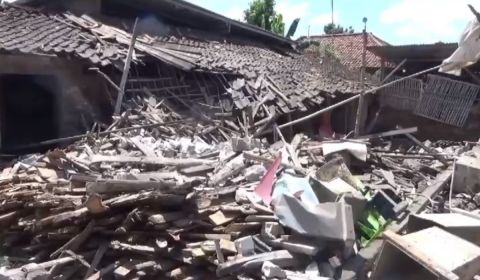 Sisa puing di lokasi pabrik tahu yang meledak di Nganjuk, Jatim.(Dok. Metro TV)