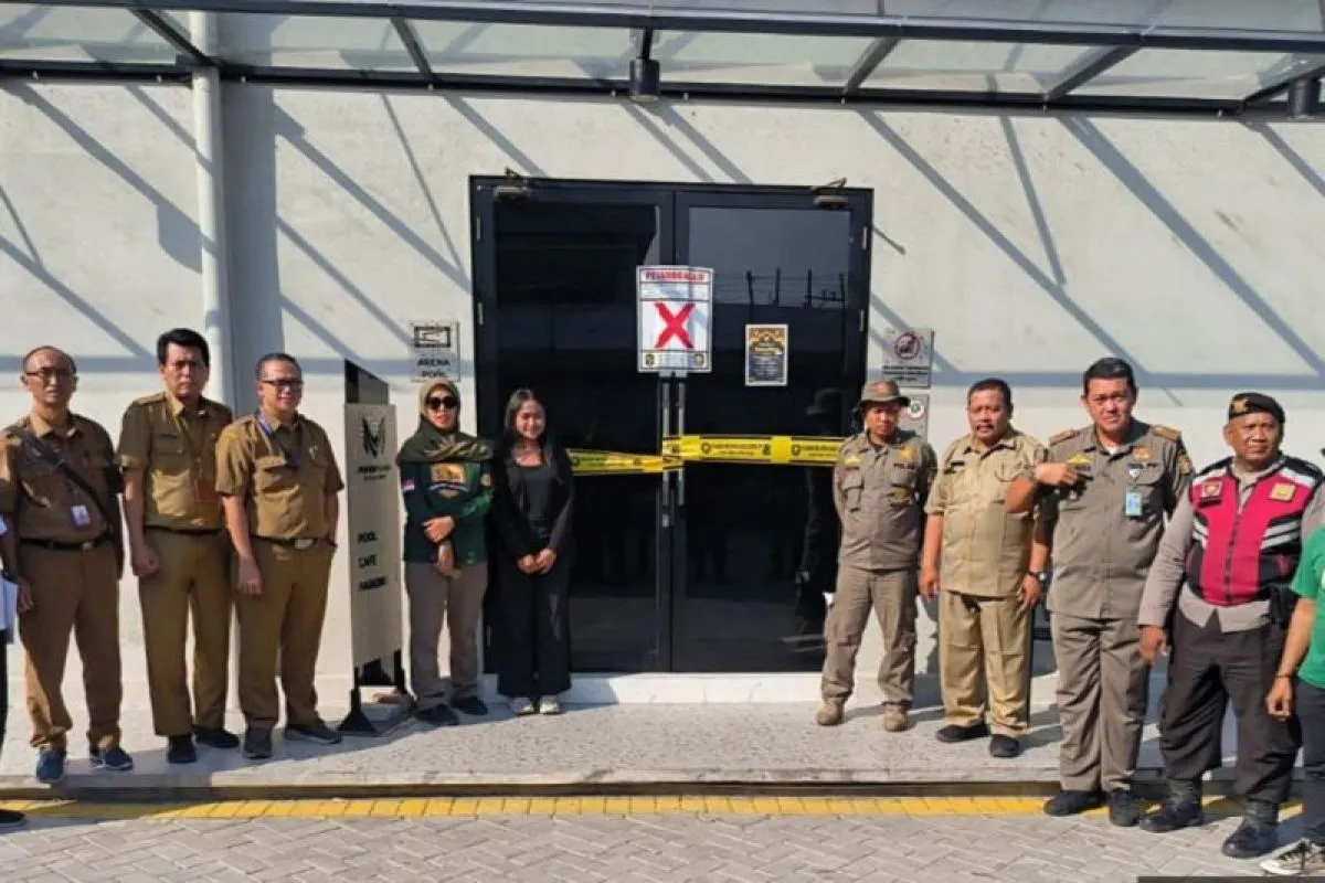 Sejumlah petugas foto bersama usai menindak salah satu tempat biliar yang masih beroperasi selama Ramadhan di Wonocolo, Surabaya, Rabu (20/3/2024). ANTARA/HO-Satpol PP Kota Surabaya.