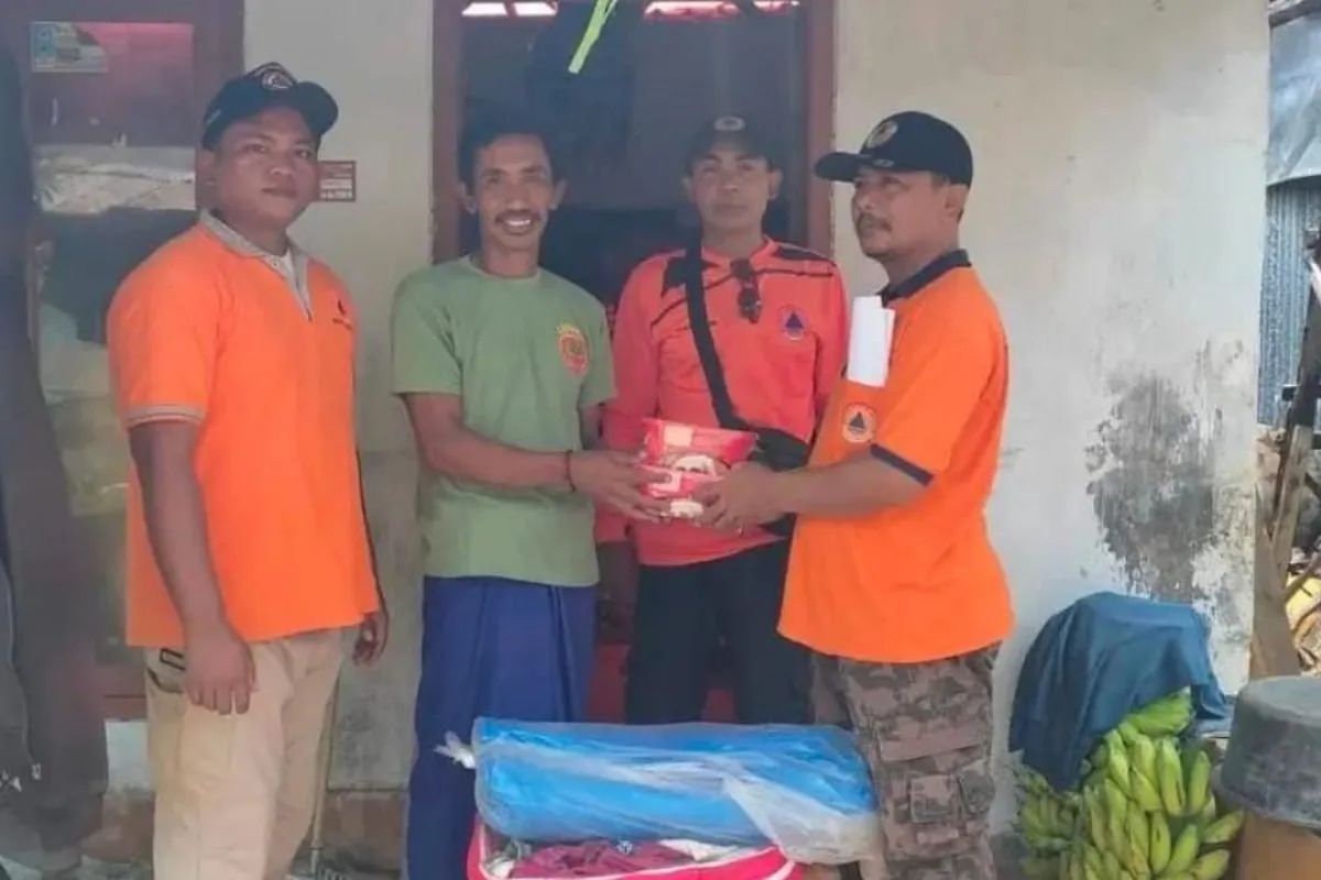 BPBD Probolinggo memberikan bantuan kepada korban yang rumahnya roboh di Desa Brumbungan Lor Kecamatan Gending, Kamis (21/3/2024). (ANTARA/HO-Diskominfo Kabupaten Probolinggo).