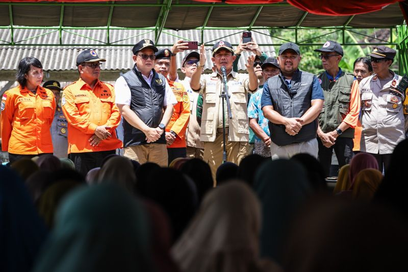 Kepala BNPB Letjen TNI Suharyanto (tengah) bersama Pj Gubernur Adhy Karyono (ketiga kiri) dan Bupati Gresik Fandi Akhmad Yani (keempat kanan) saat bertemu sejumlah warga terdampak gempa di Posko Pengungsian Suwari, Bawean, Gresik, Minggu (24/3/2024). ANTA