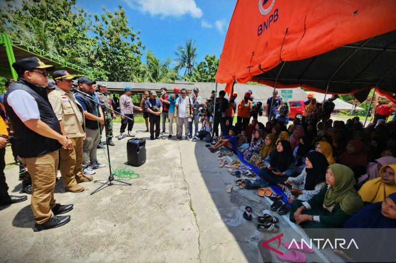 Kepala Badan Nasional Penanggulangan Bencana (BNPB) Suharyanto saat memberikan pengarahan terkait bantuan perbaikan rumah rusak kepada warga korban gempa di Pulau Bawean, Kabupaten Gresik, Jawa Timur, Minggu (24/3/2024). ANTARA/HO-BNPB.