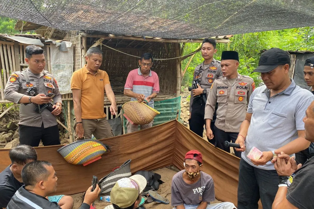 Tim Gabungan Satgas Operasi Pekat Semeru 2024 Polres Situbondo, Jawa Timur, saat menggerebek arena judi sabung ayam. ANTARA/HO-Humas Polres Situbondo.