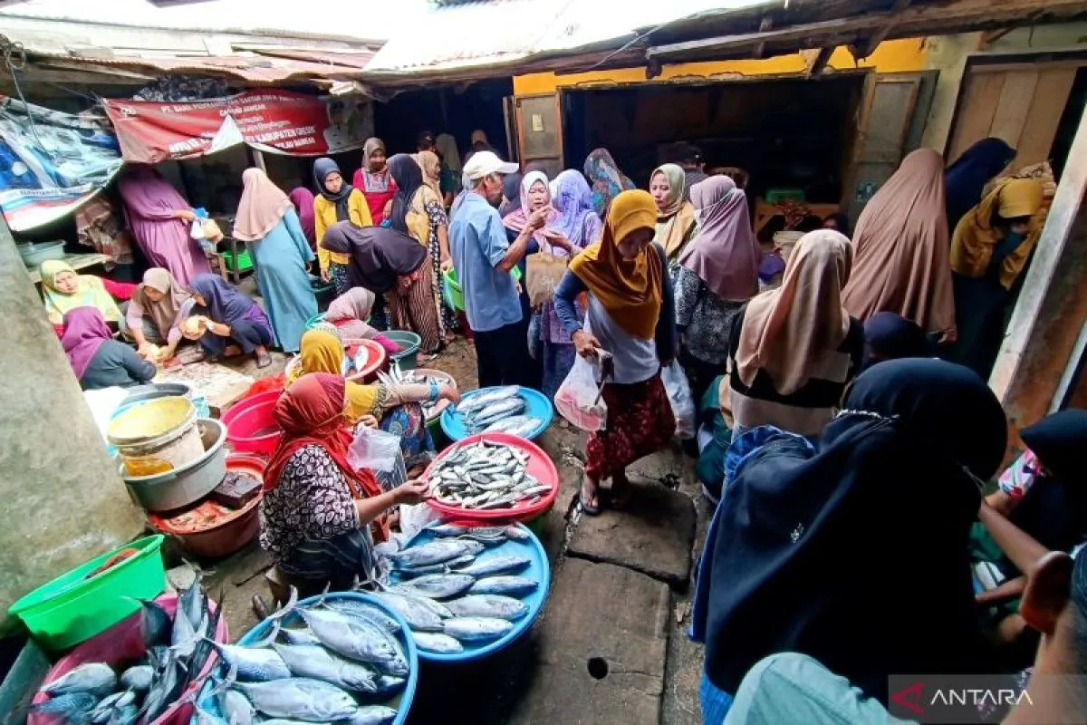 Sejumlah masyarakat beraktivitas di Pasar Kota Kusuma Sangkapura, Bawean, Gresik, Selasa (26/3/2025). ANTARA/Naufal Ammar Imaduddin.