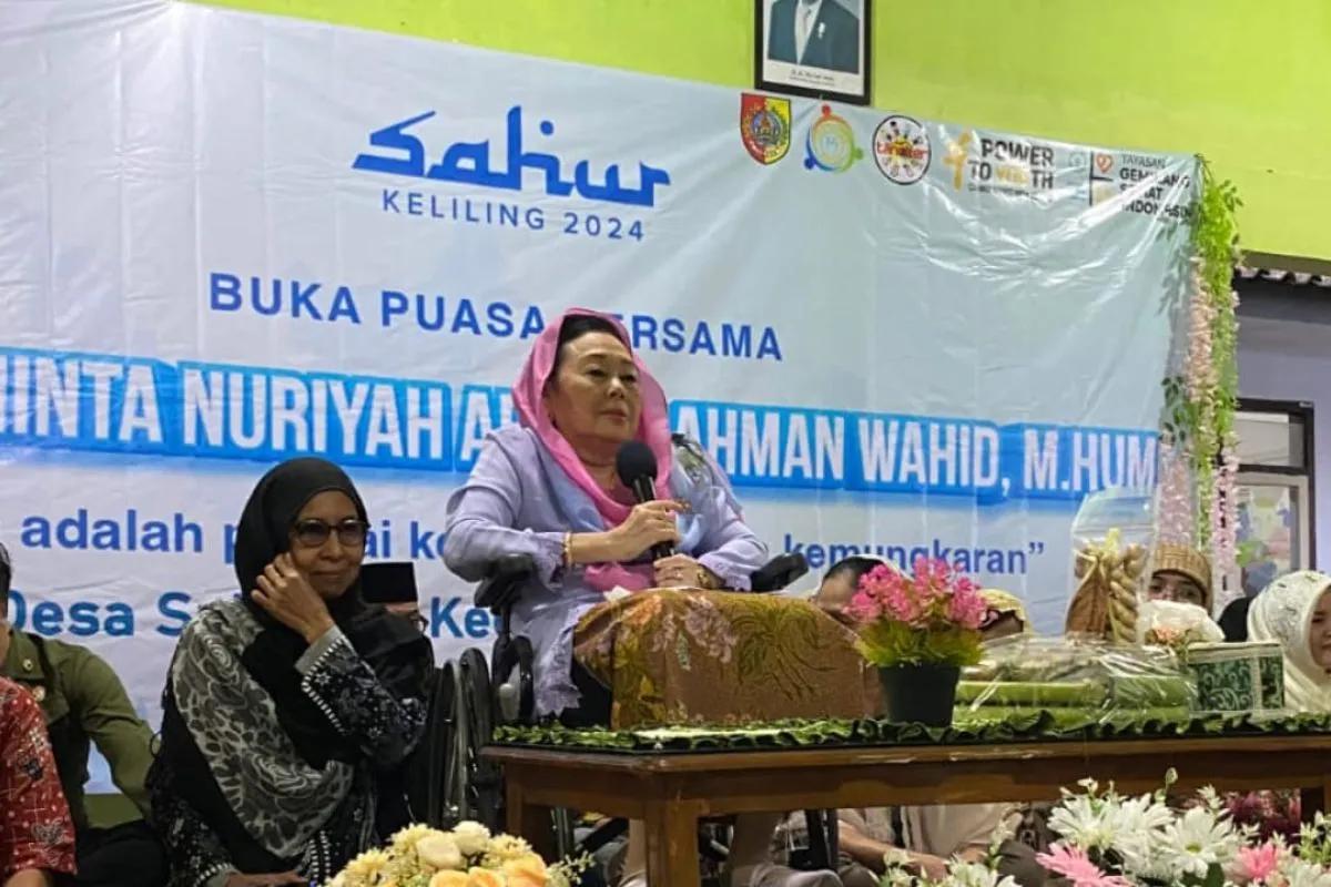 Sinta Nuriyah Abdurrahman Wahid saat memberikan tausiyah kepada masyarakat dan komunitas Tanoker di Desa Sukogidri, Kecamatan Ledokombo, Kabupaten Jember, Senin (25/3/2024). (ANTARA/HO-Tanoker Ledokombo).