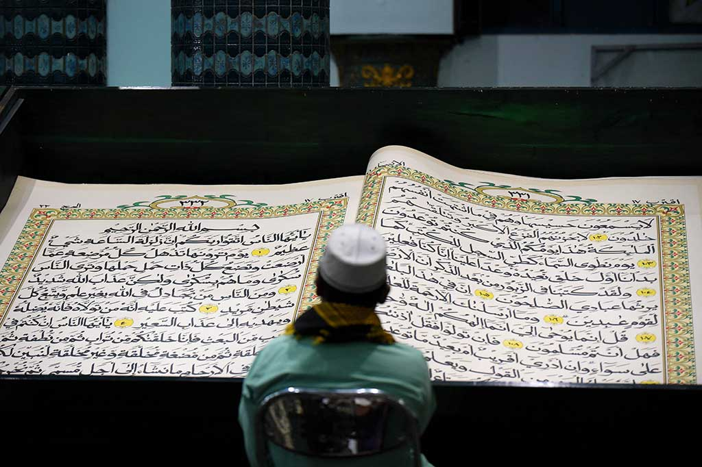 Tradisi Unik Umat Muslim di Banyuwangi, Baca Al-Quran Raksasa selama Ramadan
