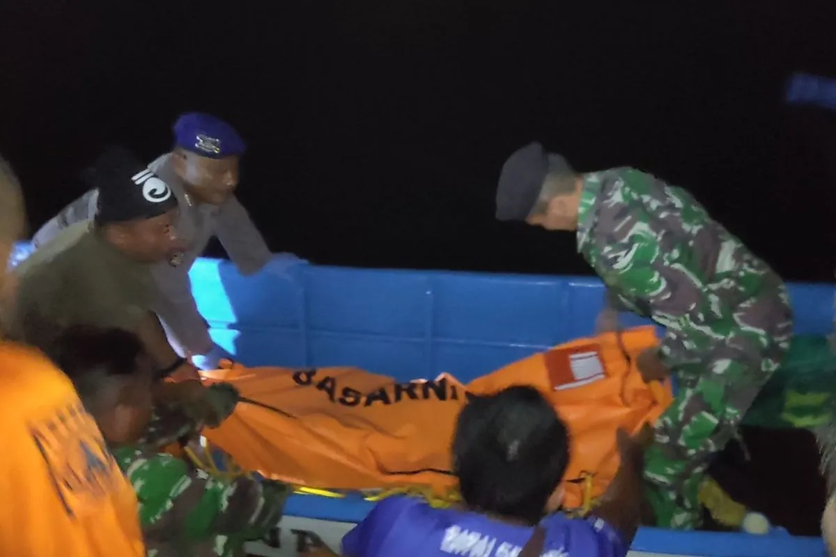 Tim Basarnas dan relawan saat mengevakuasi nelayan korban kecelakaan laut, di Pelabuhan Perairan Nusantara Prigi, Trenggalek, Rabu.