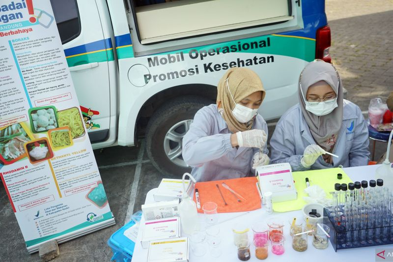 Petugas BPOM memeriksa sampel takjil di pos pantau keliling di sekitar Kelurahan Kepatihan, Tulungagung, Selasa (26/3/2024). Destyan Handri Sujarwoko.