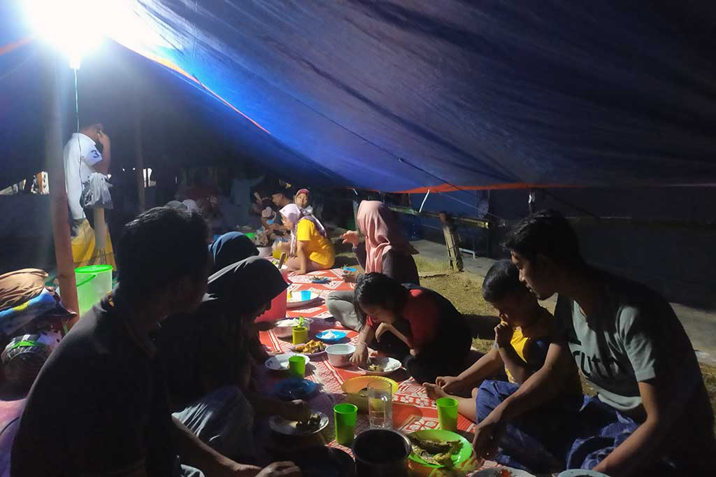 Korban Gempa Bawean Buka Puasa Seadanya di Tenda Pengungsian