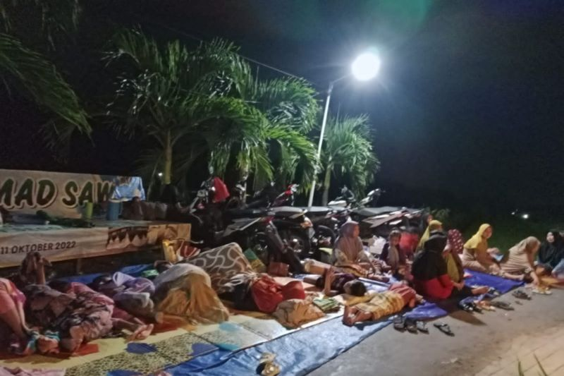 Masyarakat korban gempa di Pulau Bawean, Gresik, Jawa Timur masih tidur di halaman depan rumah karena khawatir guncangan kembali terjadi. ANTARA/HO-Puskris Kesehatan.