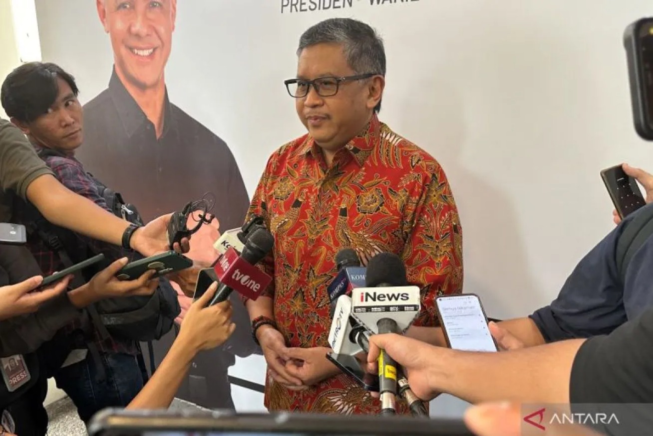 Sekjen PDI Perjuangan Hasto Kristiyanto memberikan keterangan kepada wartawan di kawasan Menteng, Jakarta pada Senin (1/4/2024). (ANTARA/Rio Feisal)