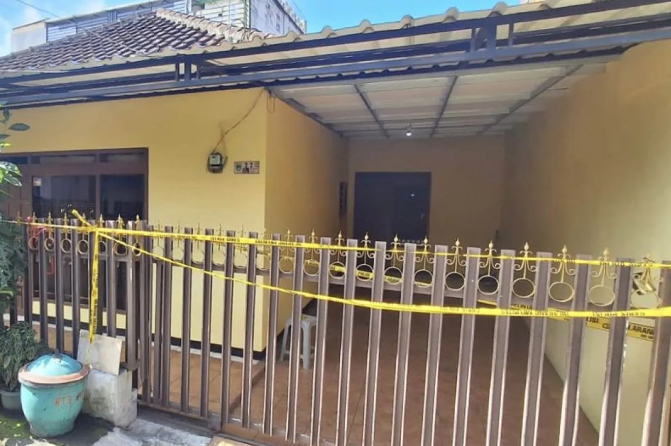 Garis polisi terpasang di depan rumah korban kasus perampokan dan pembunuhan di Jalan Wendit Timur Nomor 22 RT3/5, Dusun Krajan, Desa Mangliawan, Kabupaten Malang, Jawa Timur. (ANTARA/HO-Humas Polres Malang)