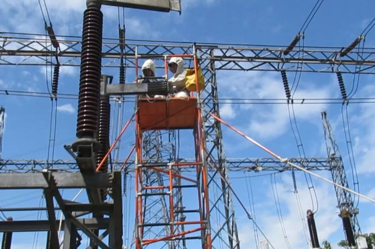 Ilustrasi - Petugas PLN melakukan pemeriksaan infrastruktur untuk menjaga pasokan listrik bagi masyarakat. (ANTARA/HO-PLN UID Jatim)