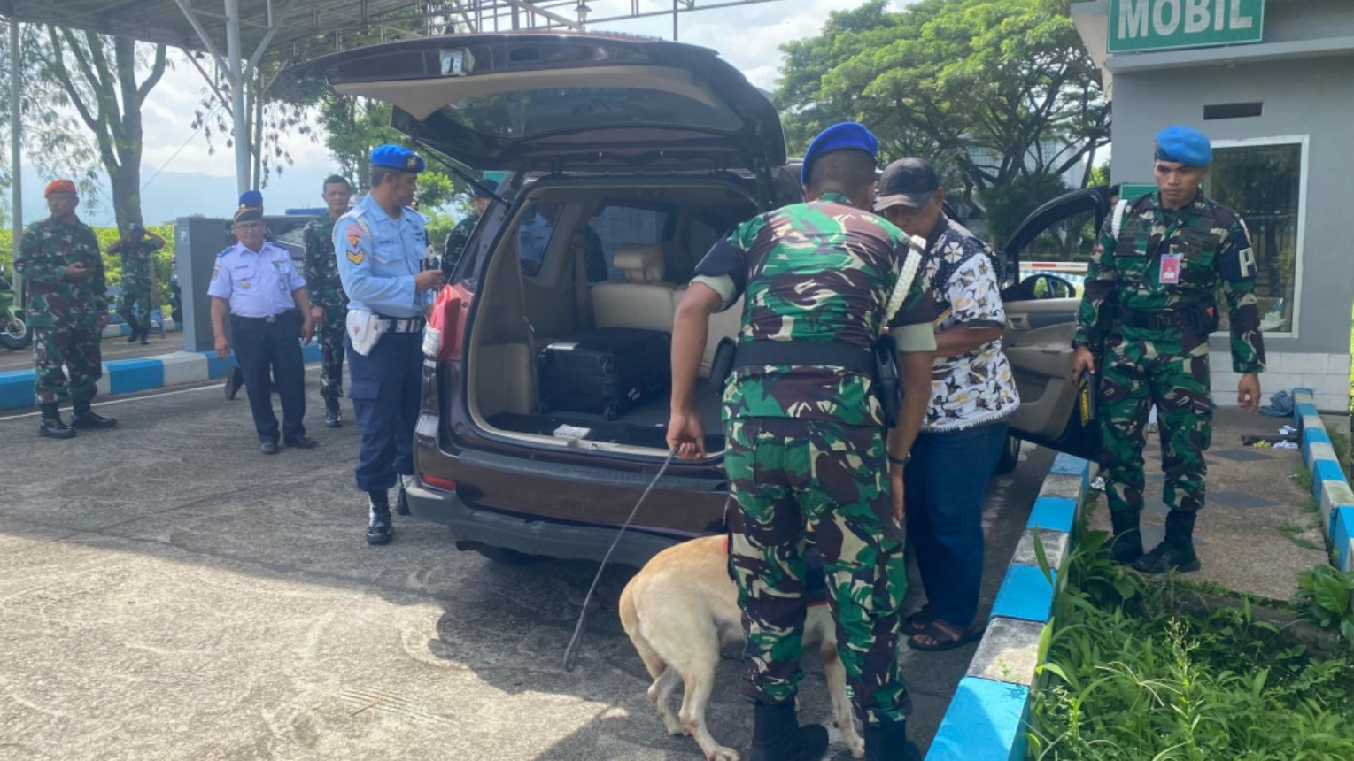 Petugas gabungan yang sedang bertugas di Bandara Abdulrachman Saleh, Kabupaten Malang, Jawa Timur, untuk memastikan keamanan dan kenyamanan selama masa mudik Lebaran 2024. (Medcom.id/Bandara Abd Saleh)