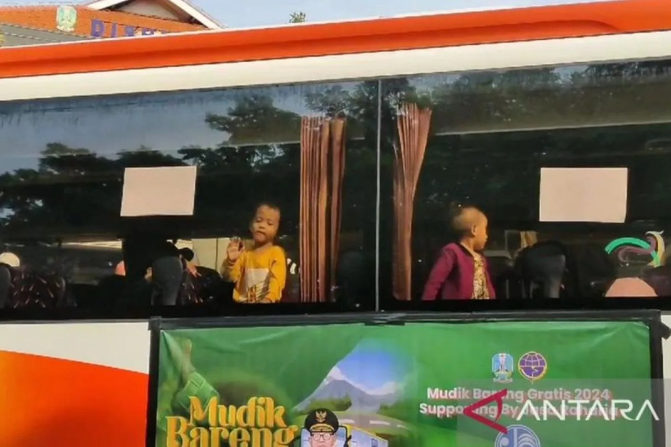 Masyarakat ikut program mudik gratis oleh Pemprov Jatim di Surabaya pada Minggu (7/4/2024). (ANTARA/Hanif Nashrullah)