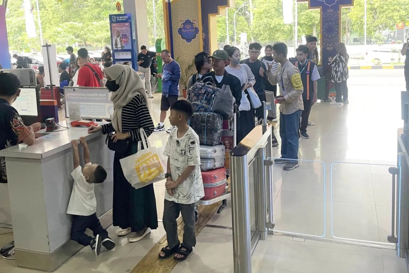 Para penumpang melakukan perjalanan mudik Lebaran 2024 di Stasiun Malang, Kota Malang, Jawa Timur pada Minggu (7/4/2024). (ANTARA/HO-Humas Daop 8 Surabaya)